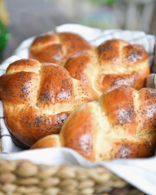 Už jste vyzkoušeli naše pletýnky? 🤎 Jsou z křehkého kynutého těsta, které znáte z našich frgalů. Jemné, posypané mákem, ne...