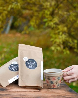 Bylinkáva od @kvetomluva_fryzelkovi má opravdu chuť, která překvapí ☕️ Jemná káva ve spojení s voňavými bylinkami, kokosem...