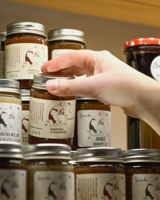 Nový prostor, nové dobroty! 🏡 Naše prodejna pomalu finišuje a regály se začínají plnit vším, co máte rádi. Můžete se těšit...