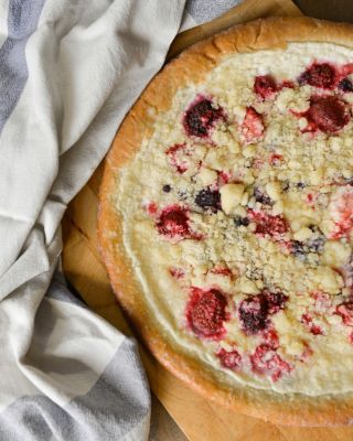 Frgál lesní směs - sladký tvaroh a svěží lesní ovoce, to vše pod vrstvou sladké drobenky 🫐🍓 #frgal #frgaly #valasskefrgaly...