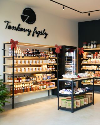 PRODEJNA - Z chaosu ke kase 😵‍💫🏡 Na začátku měsíce jsme otevřeli novou prodejnu a jelikož je prosinec, skočili jsme tak...